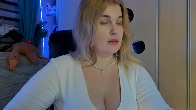 CoraSwon online show from 02/16/26, 07:32