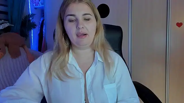 CoraSwon online show from 02/17/26, 07:42