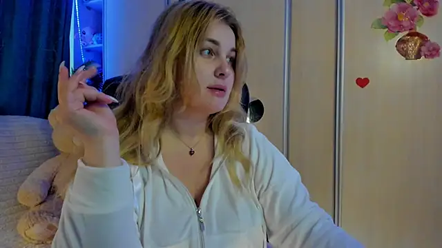 CoraSwon online show from 04/14/26, 07:25