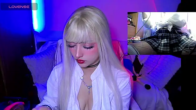 Snapshot of HollyDominic chatting on 11/06/25, 08:32 HollyDominic online show from 11/06/25, 08:32