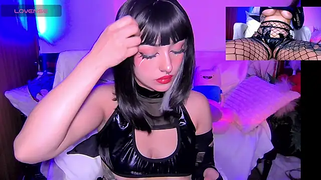 Snapshot of HollyDominic chatting on 11/13/25, 10:25 HollyDominic online show from 11/13/25, 10:25