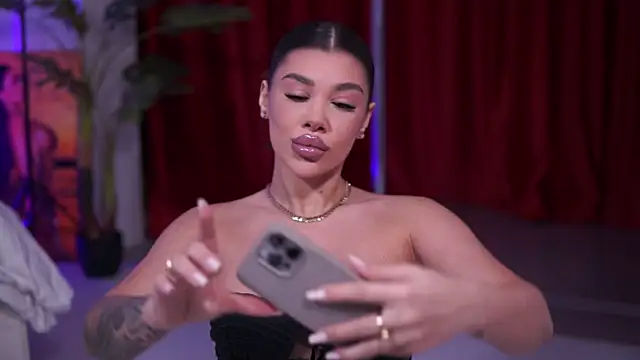 Snapshot of NatyDesiree chatting on 12/22/25, 07:44 NatyDesiree online show from 12/22/25, 07:44