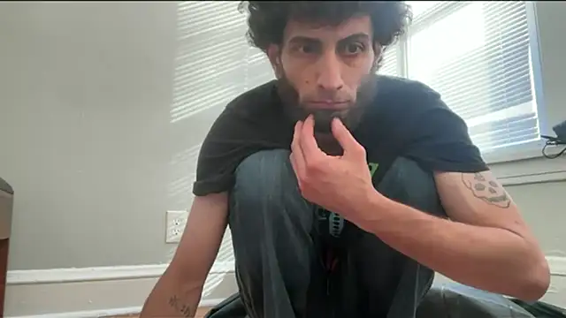 Snapshot of pantslesstraveler_plt chatting on 10/08/25, 02:04 pantslesstraveler plt online show from 10/08/25, 02:04