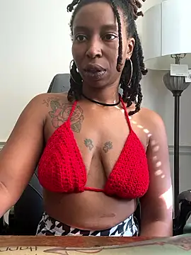 Snapshot of LeyaHoneybuns chatting on 12/02/24, 04:31 LeyaHoneybuns online show from 12/02/24, 04:31