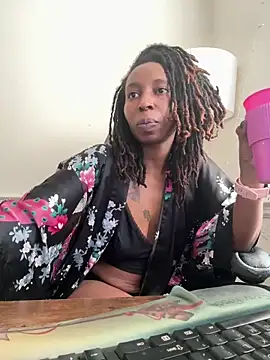 Snapshot of LeyaHoneybuns chatting on 01/08/25, 03:39 LeyaHoneybuns online show from 01/08/25, 03:39