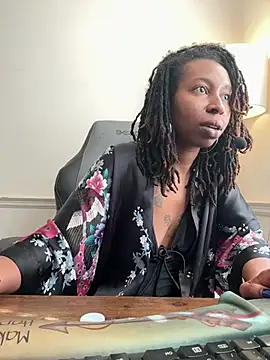 Snapshot of LeyaHoneybuns chatting on 01/23/25, 05:21 LeyaHoneybuns online show from 01/23/25, 05:21