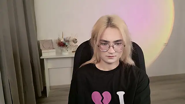 Snapshot of CuteYukiKun chatting on 03/27/26, 01:00 CuteYukiKun online show from 03/27/26, 01:00