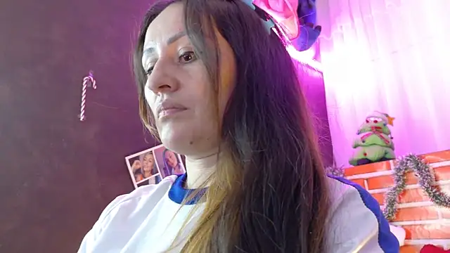 LuisaFernanda170823 online show from 12/17/25, 10:38