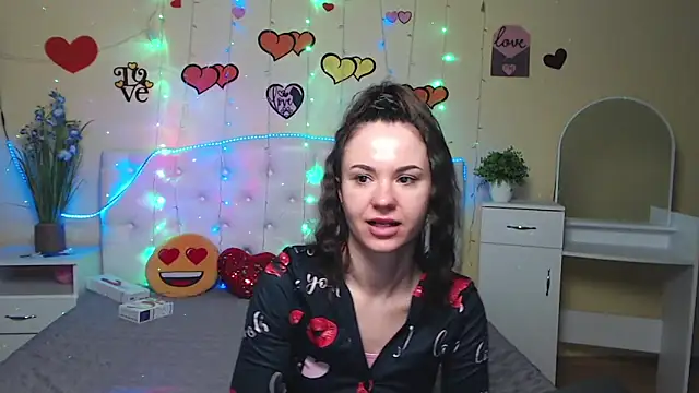 Snapshot of KaraCriegs chatting on 02/14/25, 12:51 KaraCriegs online show from 02/14/25, 12:51