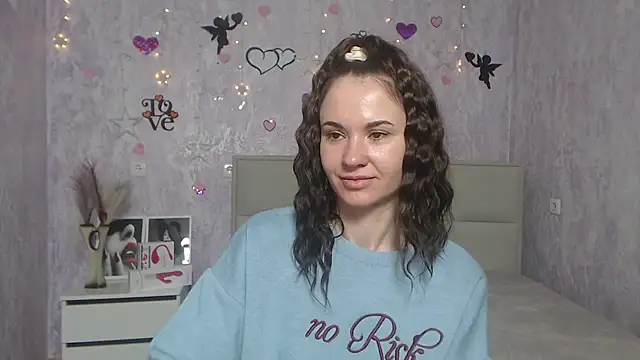 Snapshot of KaraCriegs chatting on 03/05/25, 10:21 KaraCriegs online show from 03/05/25, 10:21