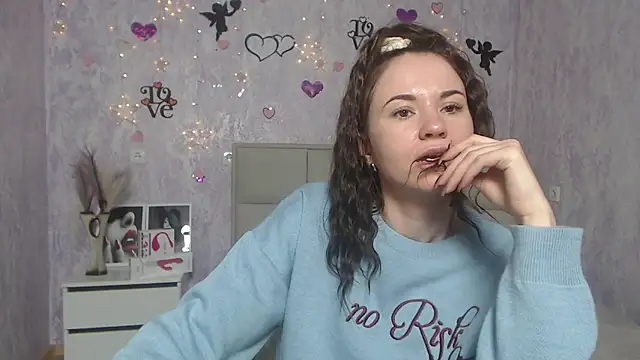 Snapshot of KaraCriegs chatting on 03/06/25, 01:37 KaraCriegs online show from 03/06/25, 01:37