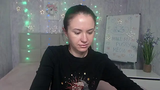 Snapshot of KaraCriegs chatting on 09/29/25, 05:29 KaraCriegs online show from 09/29/25, 05:29