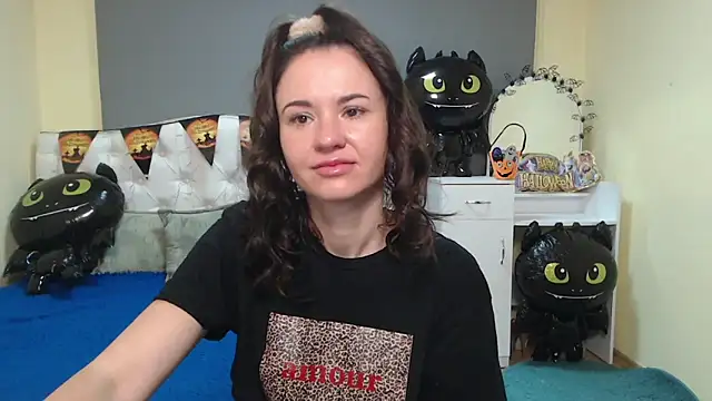 Snapshot of KaraCriegs chatting on 10/15/25, 05:24 KaraCriegs online show from 10/15/25, 05:24