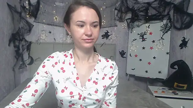 Snapshot of KaraCriegs chatting on 10/19/25, 05:46 KaraCriegs online show from 10/19/25, 05:46