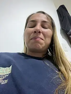 Snapshot of Iris_love18 chatting on 02/13/25, 01:08 Iris love18 online show from 02/13/25, 01:08