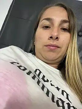 Snapshot of Iris_love18 chatting on 02/14/25, 01:02 Iris love18 online show from 02/14/25, 01:02