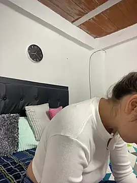 Snapshot of Iris_love18 chatting on 02/17/25, 01:21 Iris love18 online show from 02/17/25, 01:21