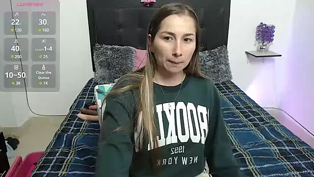 Snapshot of Iris_love18 chatting on 03/05/25, 08:32 Iris love18 online show from 03/05/25, 08:32