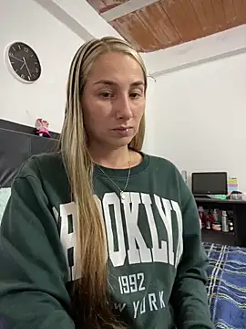 Snapshot of Iris_love18 chatting on 03/12/25, 11:44 Iris love18 online show from 03/12/25, 11:44