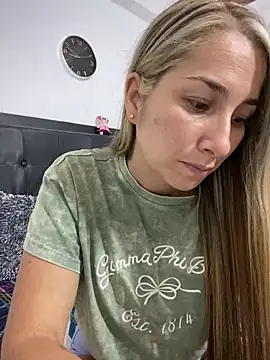 Snapshot of Iris_love18 chatting on 03/14/25, 01:48 Iris love18 online show from 03/14/25, 01:48