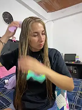 Snapshot of Iris_love18 chatting on 03/22/25, 12:39 Iris love18 online show from 03/22/25, 12:39