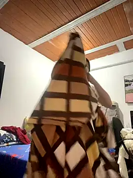 Snapshot of Iris_love18 chatting on 10/23/25, 04:50 Iris love18 online show from 10/23/25, 04:50