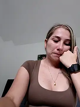 Snapshot of Iris_love18 chatting on 02/15/26, 08:27 Iris love18 online show from 02/15/26, 08:27