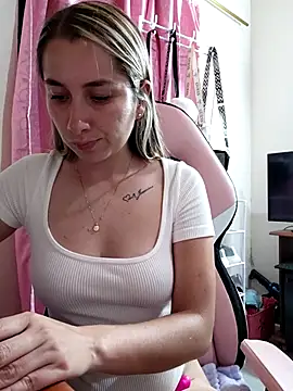 Snapshot of Iris_love18 chatting on 04/05/26, 03:36 Iris love18 online show from 04/05/26, 03:36