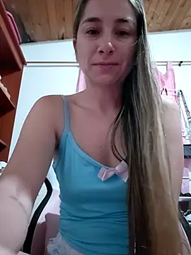 Snapshot of Iris_love18 chatting on 05/13/26, 11:18 Iris love18 online show from 05/13/26, 11:18