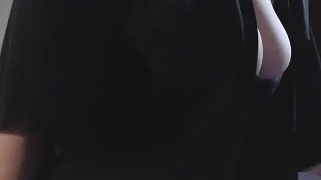 Laura Karamazov online show from 10/22/25, 11:21