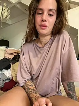 EmiliaCatalina online show from 01/04/25, 08:48