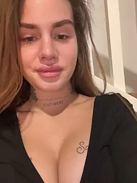 EmiliaCatalina online show from 02/17/25, 10:47