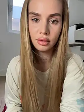 EmiliaCatalina online show from 10/24/25, 09:33