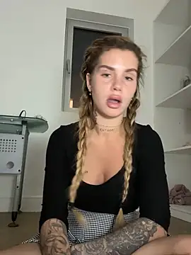 EmiliaCatalina online show from 11/01/25, 05:09