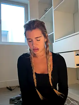 EmiliaCatalina online show from 11/06/25, 09:48