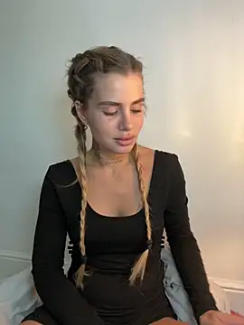 EmiliaCatalina online show from 11/16/25, 08:36