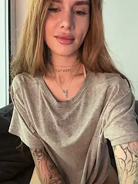 Snapshot of EmiliaCatalina chatting on 05/17/26, 04:25 EmiliaCatalina online show from 05/17/26, 04:25