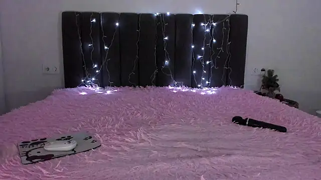 Snapshot of Mika_Ray chatting on 12/25/24, 11:10 Mika Ray online show from 12/25/24, 11:10