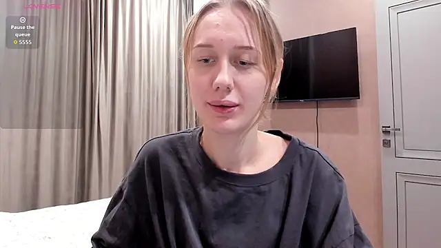 Snapshot of Mika_Ray chatting on 12/13/25, 11:21 Mika Ray online show from 12/13/25, 11:21