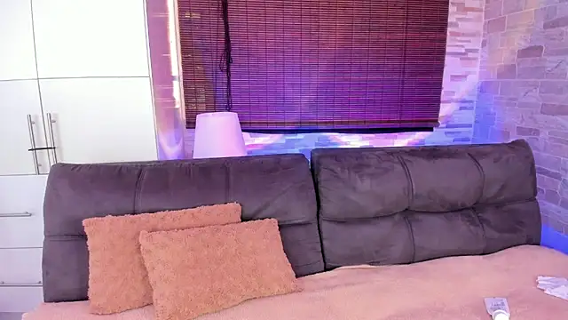 Snapshot of cinnamon_kyla chatting on 02/14/25, 06:29 cinnamon kyla online show from 02/14/25, 06:29