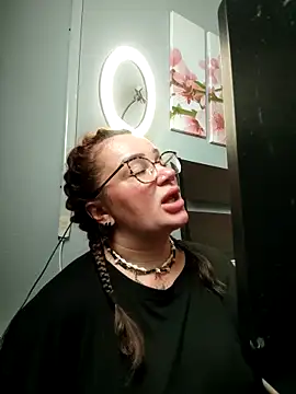 EllieOz online show from 09/17/25, 08:16