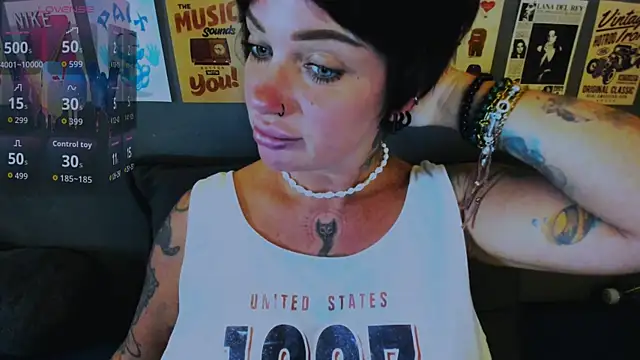 Snapshot of EllieOz chatting on 05/30/26, 02:36 EllieOz online show from 05/30/26, 02:36
