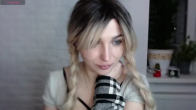 Snapshot of Yoda21 chatting on 01/15/25, 06:19 Yoda21 online show from 01/15/25, 06:19