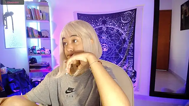 Snapshot of ela_0 chatting on 04/12/26, 11:37 ela 0 online show from 04/12/26, 11:37