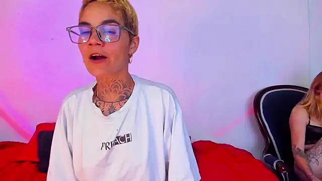 Snapshot of anaroman01 chatting on 12/11/24, 11:54 anaroman01 online show from 12/11/24, 11:54