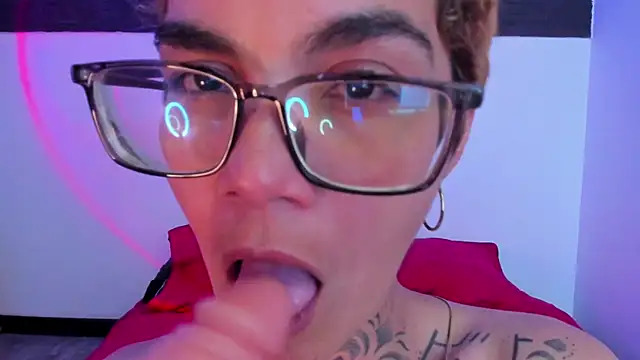 Snapshot of anaroman01 chatting on 12/21/24, 02:30 anaroman01 online show from 12/21/24, 02:30