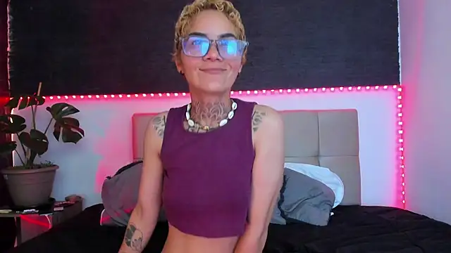 Snapshot of anaroman01 chatting on 01/18/25, 10:06 anaroman01 online show from 01/18/25, 10:06