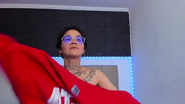 Snapshot of anaroman01 chatting on 09/10/25, 06:41 anaroman01 online show from 09/10/25, 06:41