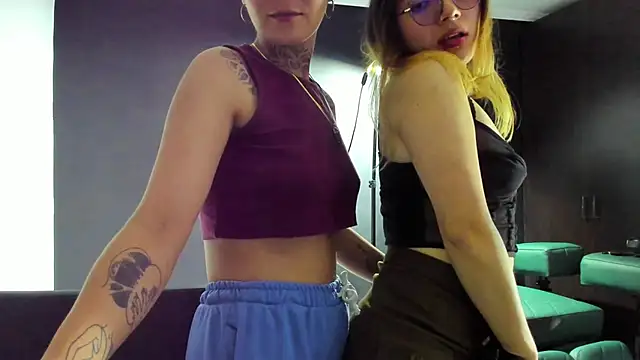 Snapshot of anaroman01 chatting on 11/07/25, 01:38 anaroman01 online show from 11/07/25, 01:38