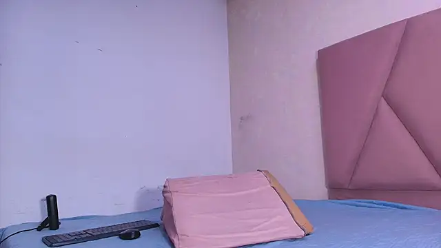 Snapshot of arl_chloee chatting on 10/25/25, 03:03 arl chloee online show from 10/25/25, 03:03